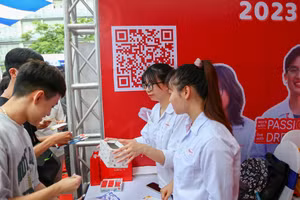 Sinh viên trường Đại học Điện lực tìm hiểu thông tin tuyển dụng.