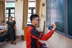 Thân Thế Công sôi nổi thực hiện bài tập trong giờ học.