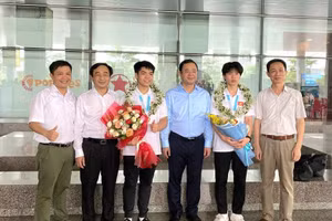 Ông Nguyễn Thế Sơn - Giám đốc Sở GD&ĐT tỉnh Bắc Ninh (áo xanh) và đại diện trường THPT Chuyên Bắc Ninh chúc mừng hai học sinh.