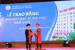 Trao bằng tốt nghiệp cho tân cử nhân.