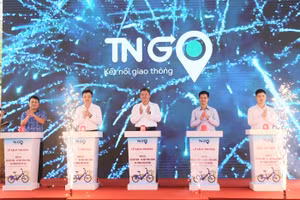 Ông Nguyễn Mạnh Quyền - Phó Chủ tịch UBND TP Hà Nội và các đại biểu bấm nút khai trương dịch vụ xe đạp điện - xe đạp công cộng.