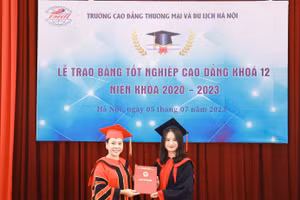 TS. Trịnh Thị Thu Hà trao bằng cho tân cử nhân Chu Thị Lan Anh, lớp Quản trị Du lịch 12A3 tốt nghiệp loại Xuất sắc.