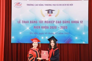 TS. Trịnh Thị Thu Hà trao bằng cho tân cử nhân Chu Thị Lan Anh, lớp Quản trị Du lịch 12A3 tốt nghiệp loại Xuất sắc.