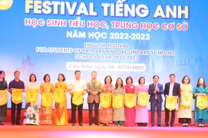 Ban tổ chức trao cờ lưu niệm cho các đơn vị dự ngày hội.