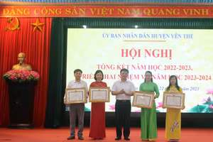 Ông Nguyễn Ngọc Sơn- Chủ tịch UBND huyện Yên Thế trao Bằng khen của UBND tỉnh cho các tập thể.