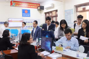 Đoàn kiểm tra tại bộ phận Một cửa phường Thọ Xương (TP Bắc Giang).