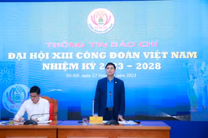 Phó Chủ tịch Tổng Liên đoàn Lao động Việt Nam - Ngọ Duy Hiểu thông tin tại buổi họp báo.