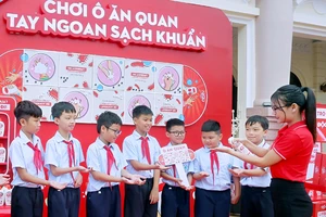 Học sinh Trường Tiểu học Nguyễn Tất Thành (thành phố Nam Định) thực hiện thao tác rửa tay với xà phòng tại mít tinh.