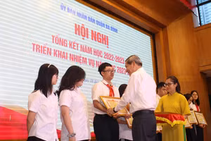 Ông Hoàng Minh Dũng Tiến - Bí thư Quận ủy Ba Đình trao khen thưởng cho học sinh giỏi.