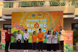 Hoa hậu H’hen Niê tuyên truyền về tác hại ma túy đến học sinh.