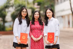 Cô Bùi Thanh Vân chụp ảnh lưu niệm với học trò lớp chủ nhiệm.