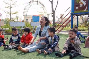 Cô trò trường Mầm non Nghĩa Hòa trong giờ rèn kỹ năng.