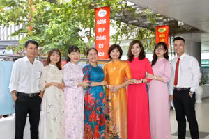 Thầy cô giáo Trường THCS Mai Dịch dịp khai giảng năm học 2023 - 2024.