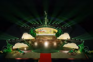 Phối cảnh sân khấu chương trình “Cõi thiêng Đồng Lộc – Nối mạch ngàn năm”.