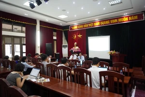 Quang cảnh buổi gặp mặt báo chí.