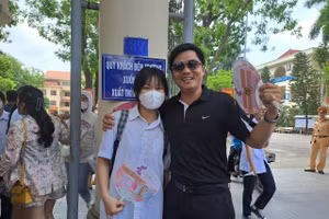 Anh Đàm Vĩnh (trú tại Hương Mạc, TP Từ Sơn) động viên con.