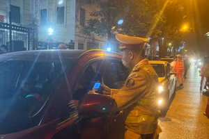 CSGT kiểm tra nồng độ cồn lái xe.