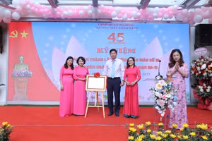 Thừa ủy quyền, ông Nguyễn Trung Dũng - Phó Chủ tịch UBND quận Ba Đình trao Bằng khen của Thủ tướng Chính phủ cho trường Mẫu giáo Số 10.