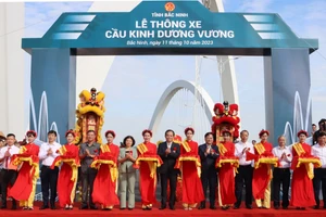 Phó Thủ tướng Trần Lưu Quang; Bí thư Tỉnh ủy Bắc Ninh Nguyễn Anh Tuấn cùng đại biểu cắt băng thông xe cầu Kinh Dương Vương.