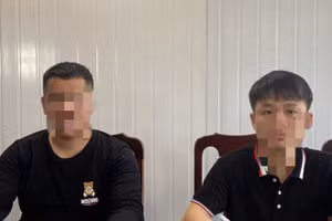 Hai du khách tại cơ quan công an.