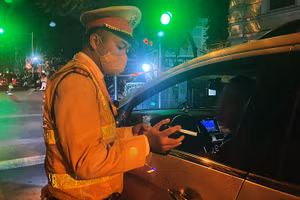 CSGT Thủ đô kiểm tra nồng độ cồn lái xe đêm 30 Tết.