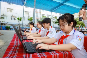 Học sinh Trường THCS Phan Chu Trinh học tiếng Anh qua phần mềm. 