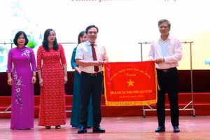 Thừa ủy quyền, ông Tạ Đăng Đoan (bên phải) - Bí thư Thành ủy Bắc Ninh trao cờ thi đua cho các đơn vị có thành tích xuất sắc. 