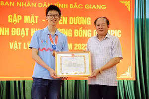 Em Thân Thế Công (bên trái) trong lần nhận khen thưởng từ Giám đốc Sở GD&ĐT tỉnh Bắc Giang.