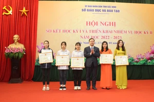 Giám đốc Sở GD&ĐT Bắc Ninh - Nguyễn Thế Sơn khen thưởng học sinh và giáo viên đạt thành tích cao trong dạy và học