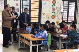 Giám đốc Sở GD&ĐT Bắc Giang thăm và động viên học sinh học tập tốt ngay những ngày đầu năm mới.