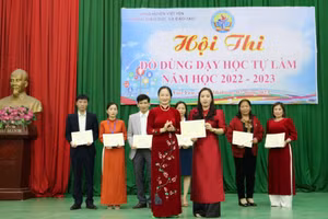 Bà Đỗ Thị Hương trao giải cho các đơn vị tại Hội thi.