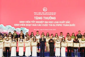 Đại tướng Phạm Văn Trà và Phó Chủ tịch Thường trực UBND tỉnh Bắc Ninh Vương Quốc Tuấn trao thưởng cho các sinh viên tốt nghiệp Đại học loại xuất sắc và sinh viên đạt giải Olympic toàn quốc.