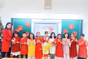 Học sinh thành phố Bắc Giang hân hoan bên bạn bè và cô giáo trong tiết học đầu năm mới.