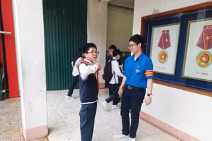 Phạm Nhật Lâm, lớp 9A1 (áo xanh) vinh dự đạt giải thưởng Kim Đồng.