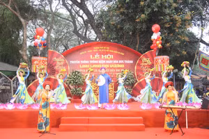 Biểu diễn nghệ thuật tại lễ hội.