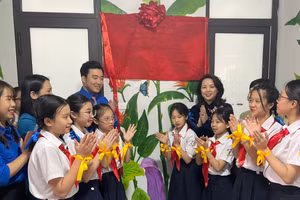 Các đại biểu cắt băng khánh thành công trình.