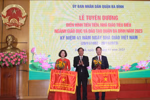Thừa ủy quyền, ông Nguyễn Công Thành - Phó Bí thư Thường trực Quận ủy, Chủ tịch HĐND quận Ba Đình trao Cờ thi đua cho 2 tập thể.