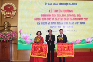 Thừa ủy quyền, ông Nguyễn Công Thành - Phó Bí thư Thường trực Quận ủy, Chủ tịch HĐND quận Ba Đình trao Cờ thi đua cho 2 tập thể.