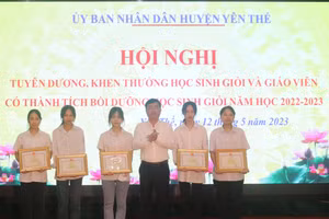 Ông Đào Duy Trọng - Bí thư Huyện ủy Yên Thế trao giấy khen cho học sinh có thành tích xuất sắc.