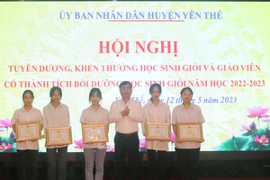 Ông Đào Duy Trọng - Bí thư Huyện ủy Yên Thế trao giấy khen cho học sinh có thành tích xuất sắc.