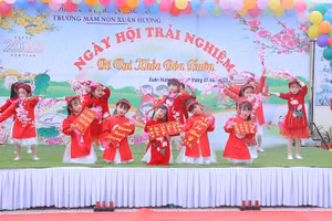 Học sinh tham gia tiết mục văn nghệ chào xuân.