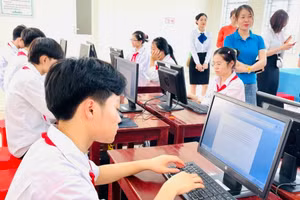 Học sinh sử dụng máy tính mới vừa được đơn vị doanh nghiệp trao tặng.