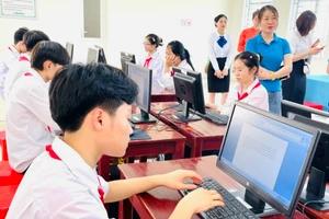 Học sinh sử dụng máy tính mới vừa được đơn vị doanh nghiệp trao tặng.