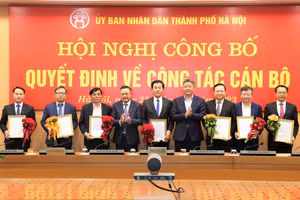 Chủ tịch UBND TP Hà Nội - Trần Sỹ Thanh và Phó Chủ tịch UBND TP Hà Nội - Nguyễn Mạnh Quyền trao các quyết định về công tác cán bộ (Ảnh HNM).