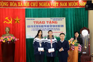 Ông Bạch Đăng Khoa - Phó Giám đốc Sở GD&ĐT trao tặng quà cho các em học sinh.