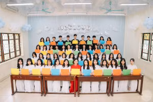 Cô trò lớp 12A10 do cô giáo Nguyễn Thị Vân làm chủ nhiệm.