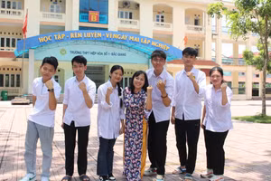 Cô Nguyễn Thị Hoa, giáo viên Trường THPT Hiệp Hòa số 1 và các học trò là thủ khoa các khối của nhà trường tại kỳ thi tốt nghiệp THPT 2023.