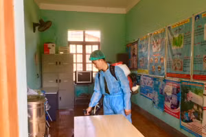 Ngành Y tế tỉnh Hà Giang phun hóa chất khử khuẩn trạm y tế sau lũ.