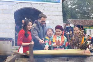 Khách du lịch đến Chợ phiên vùng cao tại Làng văn hóa các dân tộc Việt Nam.