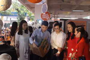 Lãnh đạo quận Hoàn Kiếm cùng các đại biểu thăm quan gian trưng bày sách.